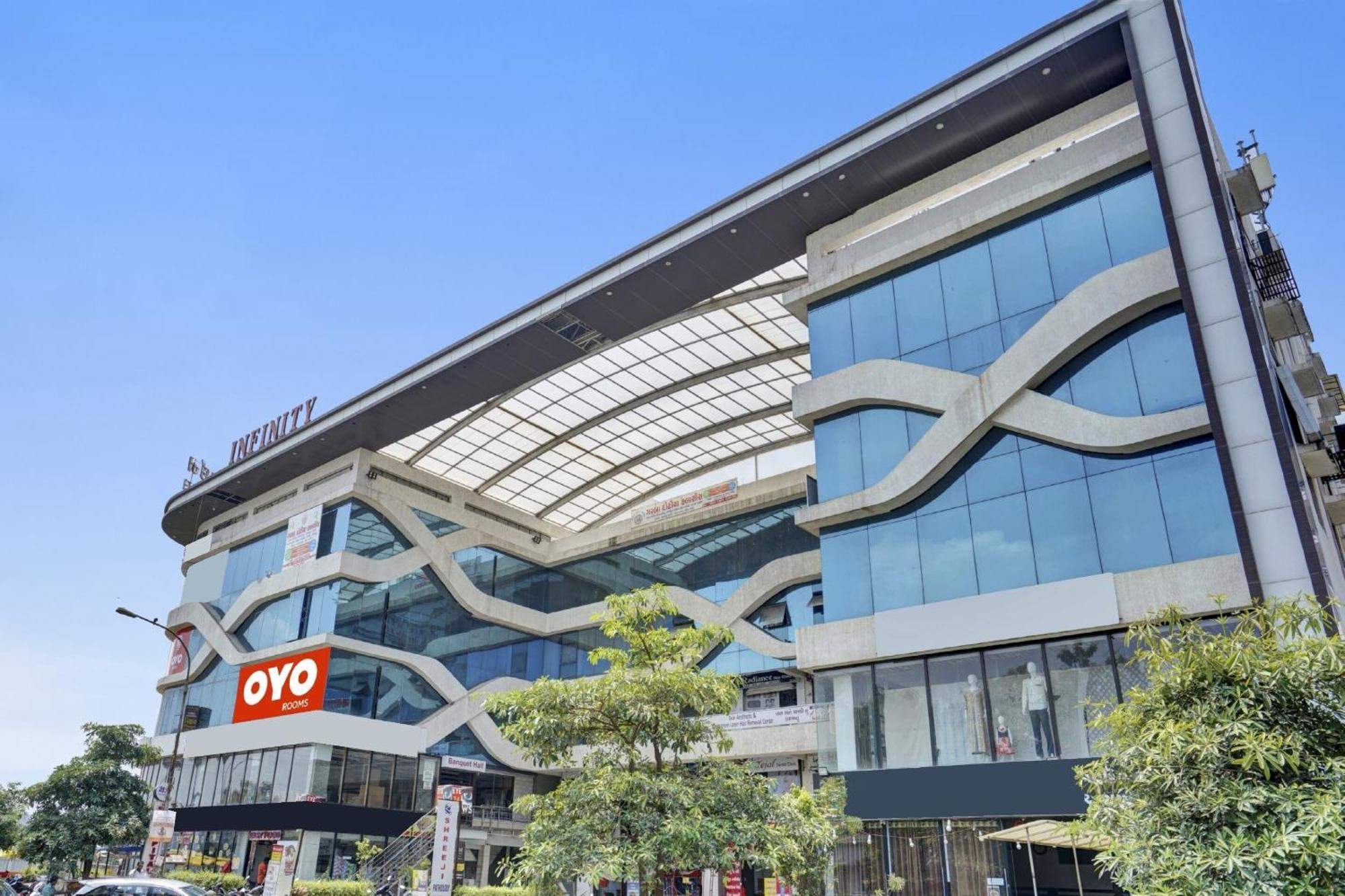 Hotel O Infinity Szúrat Kültér fotó
