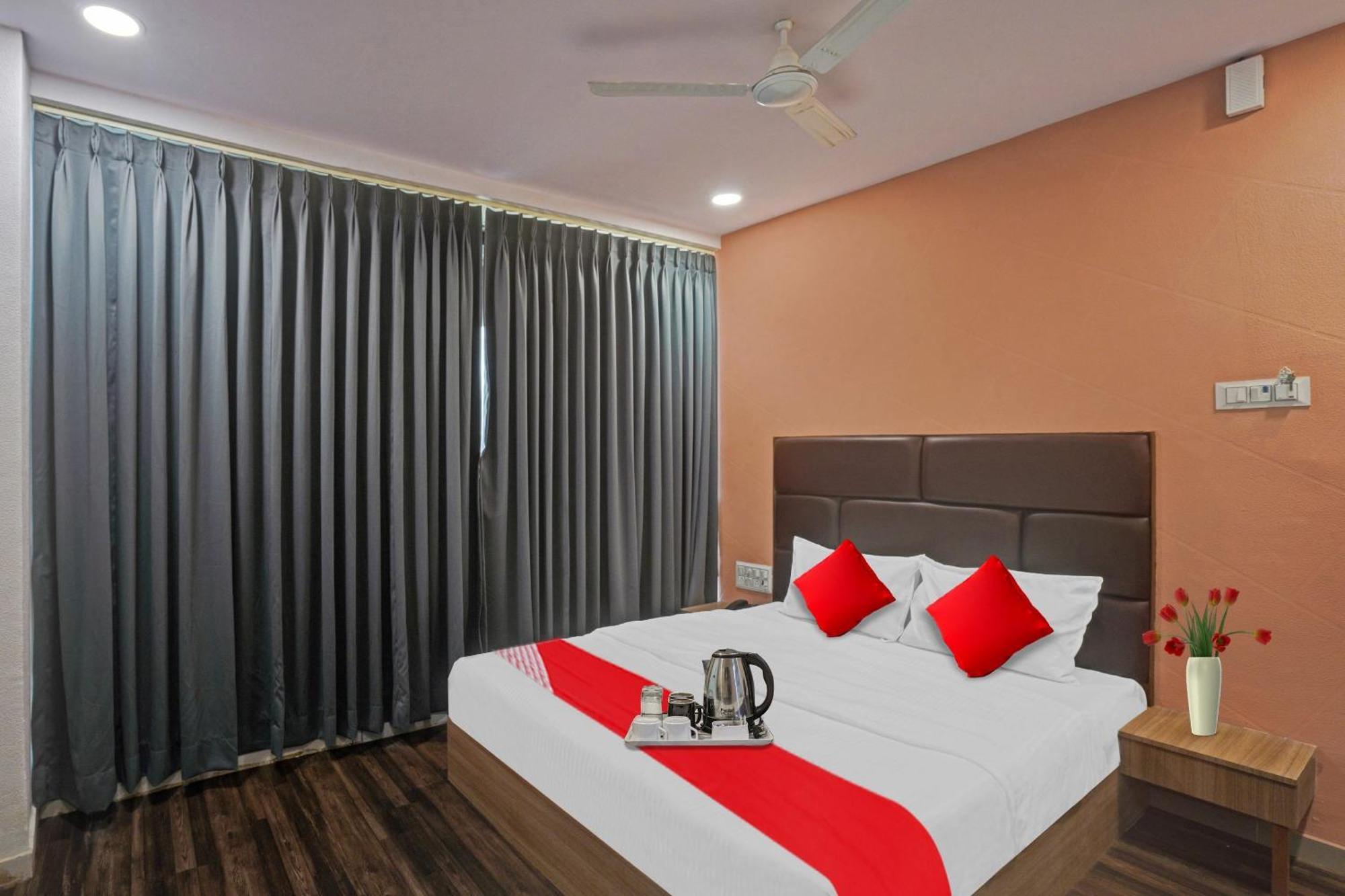 Hotel O Infinity Szúrat Kültér fotó